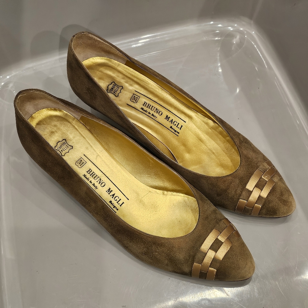 VINTAGE Bruno Magli Suede pumps Gold Chain Detail SUPER UNIQUE